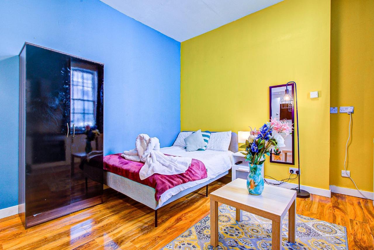 Studio With A Large Toilet And A Separate Room Budget Price Central Londyn Zewnętrze zdjęcie